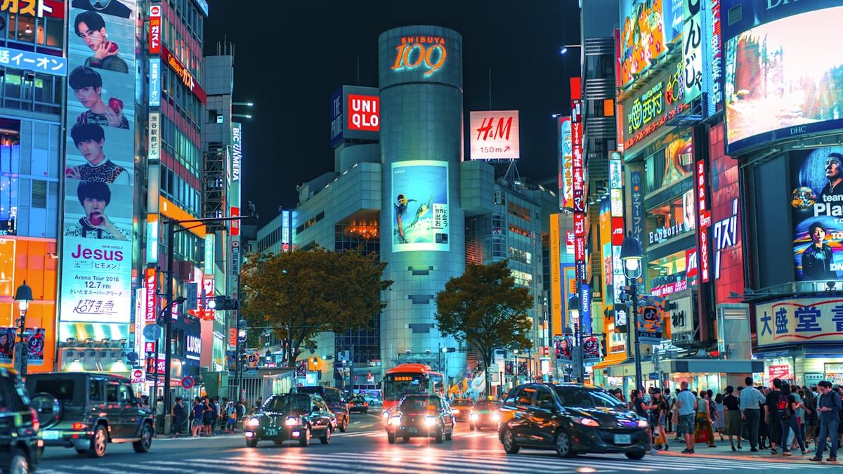 夜の繁華街の交差点の様子